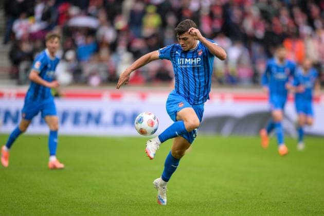 Fußball, 1. Bundesliga, 20251005, VfB Stuttgart - 1. FC Heidenheim 1846. Im Bild Luca KERBER (Heidenheim, 20) stoppt Ball Dribbling. Stuttgart MHP Arena Baden Württemberg Deutschland Copyright: Passion2Press MarkusxFischerx
