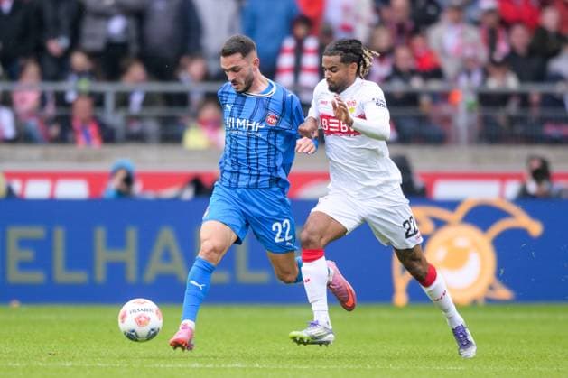 Fußball, 1. Bundesliga, 20251005, VfB Stuttgart - 1. FC Heidenheim 1846. Im Bild v.l. Arijon IBRAHIMOVIC (Heidenheim, 22), Lorenz Amegnon ASSIGNON (Stuttgart, 22) Zweikampf Ball. Stuttgart MHP Arena Baden Württemberg Deutschland Copyright: Passion2Press MarkusxFischerx