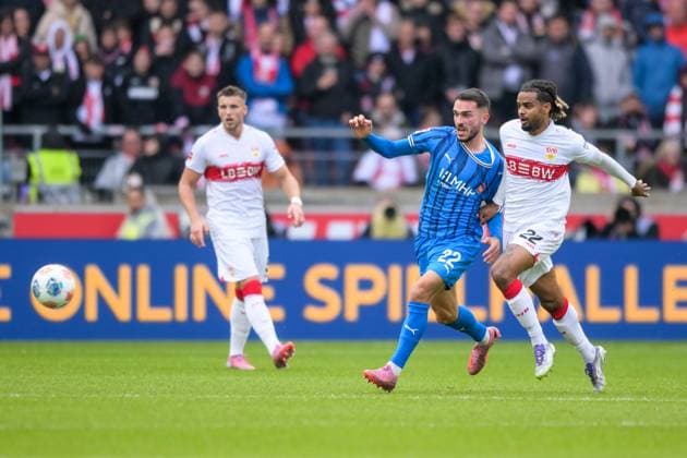 Fußball, 1. Bundesliga, 20251005, VfB Stuttgart - 1. FC Heidenheim 1846. Im Bild v.l. Arijon IBRAHIMOVIC (Heidenheim, 22), Lorenz Amegnon ASSIGNON (Stuttgart, 22) Zweikampf Ball. Stuttgart MHP Arena Baden Württemberg Deutschland Copyright: Passion2Press MarkusxFischerx