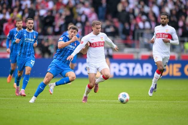 Fußball, 1. Bundesliga, 20251005, VfB Stuttgart - 1. FC Heidenheim 1846. Im Bild v.l. Luca KERBER (Heidenheim, 20), Maximilian MITTELSTÄDT (Stuttgart, 7) Zweikampf Ball. Stuttgart MHP Arena Baden Württemberg Deutschland Copyright: Passion2Press MarkusxFischerx