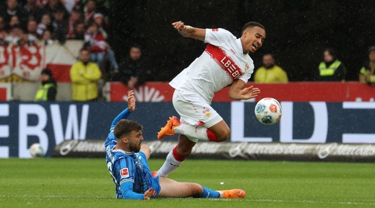 Stuttgart , Bundesliga Fußball VfB Stuttgart vs. 1.FC Heidenheim, v.l. Julian Niehues (Heidenheim), Jamie Leweling (VfB) Gemäß den Vorgaben der DFL Deutschen Fußball Liga ist es untersagt, in dem Stadion und oder vom Spiel angefertigte Fotoaufnahmen in Form von Sequenzbildern und oder videoähnlichen Fotostrecken zu verwerten bzw. verwerten zu lassen.