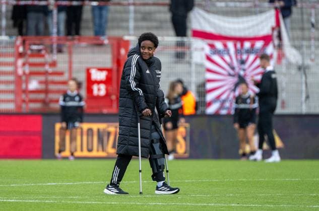 Fußball, Frauen, Saison 2025 2026, Google Pixel Frauen-Bundesliga (5. Spieltag), 1. FC Union Berlin - SC Freiburg (0:3), Naika Reissner (1. Frauen 1. FC Union) verletzt auf Krücken, Enttäuschung nach Abpfiff, 05.10. 2025, Copyright: xMatthiasxKochx