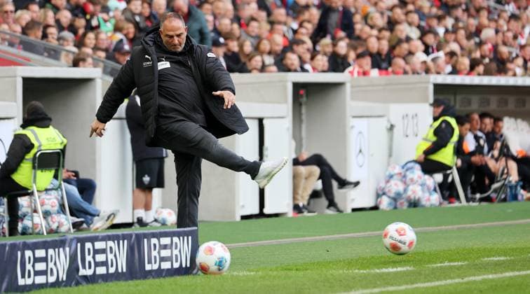 Stuttgart , Bundesliga Fußball VfB Stuttgart vs. 1.FC Heidenheim, Trainer Frank Schmidt (Heidenheim) Gemäß den Vorgaben der DFL Deutschen Fußball Liga ist es untersagt, in dem Stadion und oder vom Spiel angefertigte Fotoaufnahmen in Form von Sequenzbildern und oder videoähnlichen Fotostrecken zu verwerten bzw. verwerten zu lassen.
