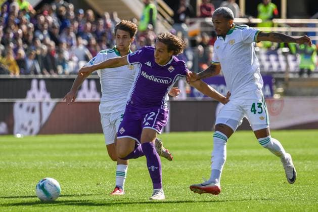 Jacopo Fazzini (Fiorentina) hampered by Wesley Vinicius Franca Lima (Roma) during ACF Fiorentina vs AS Roma, Italian soccer Serie A match in Florence, Italy, October 05 2025  Copyright: xFabioxFagiolini IPAxSportx xipa-agency.netx xx IPA_66184986 IPA_Agency_IPA66184986