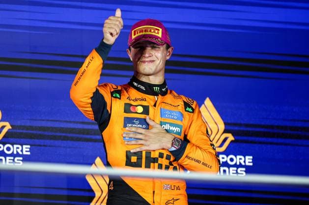 F1 - SINGAPORE GRAND PRIX 2025 NORRIS Lando (gbr), McLaren F1 Team MCL39, portrait podium during the 2025 Formula 1 Singapore Grand Prix, 18th round of the 2025 FIA Formula One World Championship, WM, Weltmeisterschaft from October 3 to 5, 2025 on the Marina Bay Street Circuit, in Singapore - SingaporeSingapore  Copyright: xEricxAlonsox