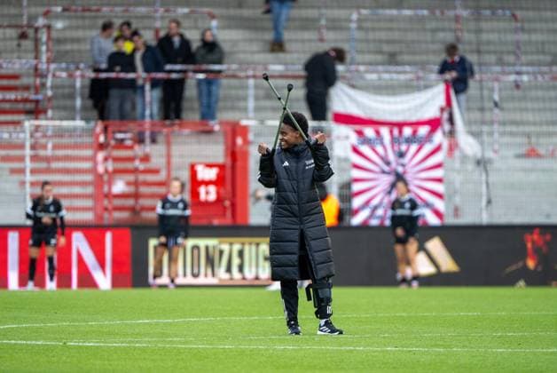 Fußball, Frauen, Saison 2025 2026, Google Pixel Frauen-Bundesliga (5. Spieltag), 1. FC Union Berlin - SC Freiburg (0:3), Naika Reissner (1. Frauen 1. FC Union) verletzt auf Krücken, Enttäuschung nach Abpfiff, 05.10. 2025, Copyright: xMatthiasxKochx