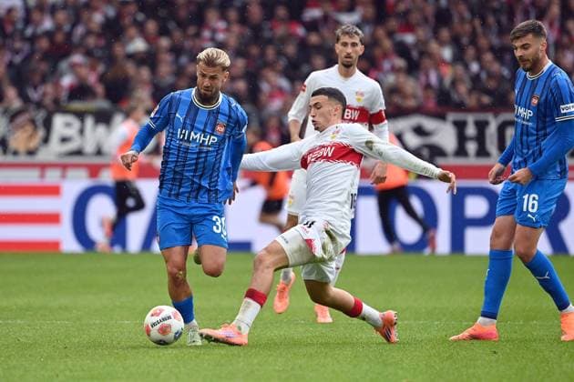 v.li:Niklas DORSCH (Heidenheim), Aktion,Zweikampf gegen Bilal EL KHANNOUSS (VFB Stuttgart). re:Julian NIEHUES (Heidenheim). Fussball 1. Bundesliga Saison 2025 2026, 6.Spieltag, Spieltag06 VfB Stuttgart - 1.FC Heidenheim am 05.10.2025 MHP ARENA.