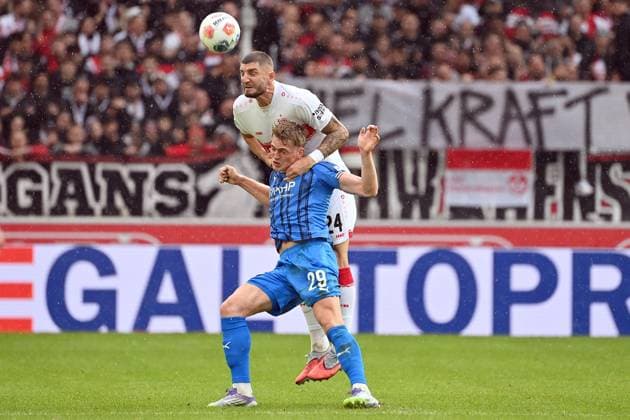 Jeff CHABOT (VFB Stuttgart), Aktion,Zweikampf gegen Mikkel KAUFMANN (Heidenheim). Fussball 1. Bundesliga Saison 2025 2026, 6.Spieltag, Spieltag06 VfB Stuttgart - 1.FC Heidenheim am 05.10.2025 MHP ARENA.