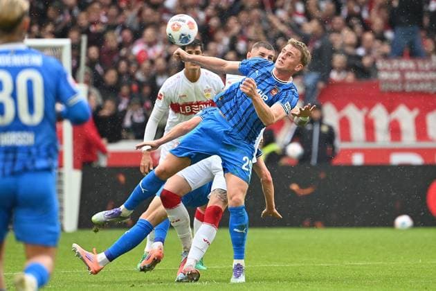 Mikkel KAUFMANN (Heidenheim), Aktion,Zweikampf gegen Jeff CHABOT (VFB Stuttgart). Fussball 1. Bundesliga Saison 2025 2026, 6.Spieltag, Spieltag06 VfB Stuttgart - 1.FC Heidenheim am 05.10.2025 MHP ARENA.