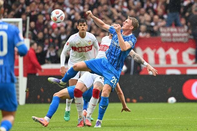 Mikkel KAUFMANN (Heidenheim), Aktion,Zweikampf gegen Jeff CHABOT (VFB Stuttgart). Fussball 1. Bundesliga Saison 2025 2026, 6.Spieltag, Spieltag06 VfB Stuttgart - 1.FC Heidenheim am 05.10.2025 MHP ARENA.