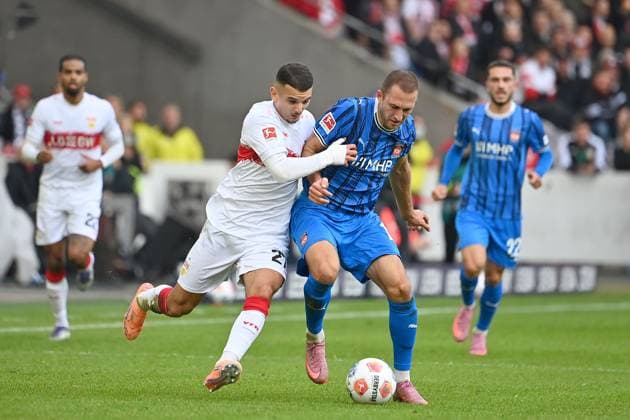 Badredine BOUNANI (VFB Stuttgart), Aktion,Zweikampf gegen Jonas FOEHRENBACH (Heidenheim). Fussball 1. Bundesliga Saison 2025 2026, 6.Spieltag, Spieltag06 VfB Stuttgart - 1.FC Heidenheim am 05.10.2025 MHP ARENA.