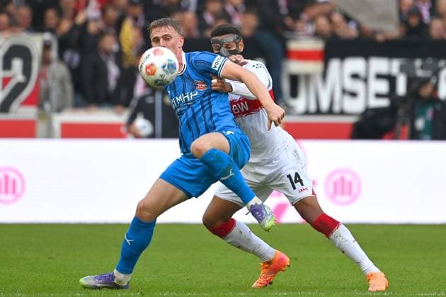 Mikkel KAUFMANN (Heidenheim), Aktion,Zweikampf gegen Luca Antony JAQUEZ (VFB Stuttgart). Fussball 1. Bundesliga Saison 2025 2026, 6.Spieltag, Spieltag06 VfB Stuttgart - 1.FC Heidenheim am 05.10.2025 MHP ARENA.