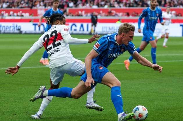 Ameen Al-Dakhil 2 (VfB Stuttgart) und Mikkel Kaufmann 29 (1FC Heidenheim 1846) in Aktion, VfB Stuttgart vs. 1. FC Heidenheim 1846, DFL, Bundesliga, Saison 2025 2026, MHP Arena, Hinrunde, 6. Spieltag, 05.10.2025 DFB regulations prohibit any use of photographs as image sequences and or quasi-video Stuttgart Baden-Wuerttemberg Deutschland
