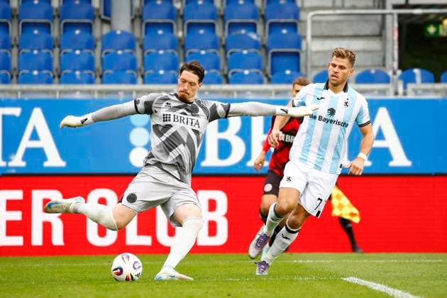 05.10.2025, xavx, Fussball 3.Liga, SV Wehen Wiesbaden - TSV 1860 München v.l. Torwart Florian Stritzel (SV Wehen Wiesbaden), Florian Niederlechner (TSV 1860 Muenchen) (DFL DFB REGULATIONS PROHIBIT ANY USE OF PHOTOGRAPHS as IMAGE SEQUENCES and or QUASI-VIDEO) Wiesbaden