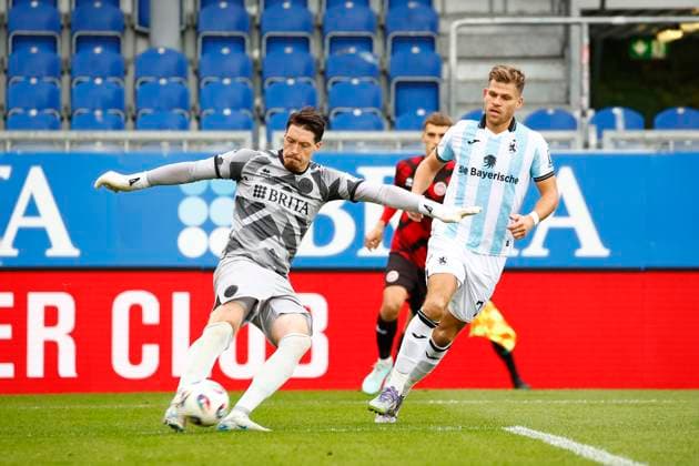 05.10.2025, xavx, Fussball 3.Liga, SV Wehen Wiesbaden - TSV 1860 München v.l. Torwart Florian Stritzel (SV Wehen Wiesbaden), Florian Niederlechner (TSV 1860 Muenchen) (DFL DFB REGULATIONS PROHIBIT ANY USE OF PHOTOGRAPHS as IMAGE SEQUENCES and or QUASI-VIDEO) Wiesbaden