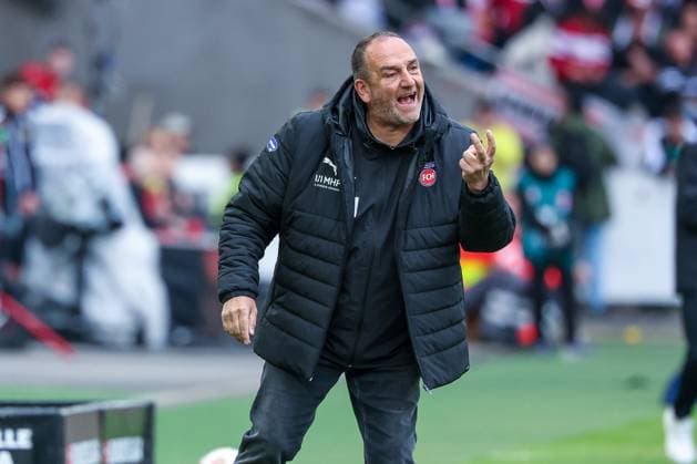 Cheftrainer Frank Schmidt (1FC Heidenheim 1846) gestikuliert, gibt energisch Anweisungen, VfB Stuttgart vs. 1. FC Heidenheim 1846, DFL, Bundesliga, Saison 2025 2026, MHP Arena, Hinrunde, 6. Spieltag, 05.10.2025 DFB regulations prohibit any use of photographs as image sequences and or quasi-video Stuttgart Baden-Wuerttemberg Deutschland