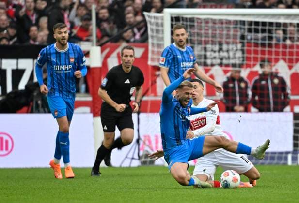 Zweikampf, Aktion Foul Bilal El Khannouss VfB Stuttgart (11) gegen Niklas Dorsch 1. FC Heidenheim 1846 FCH (30) VfB Stuttgart vs 1. FC Heidenheim FCH 05.10.2025 DFL REGULATIONS PROHIBIT ANY USE OF PHOTOGRAPHS AS IMAGE SEQUENCES AND OR QUASI-VIDEO VfB Stuttgart vs 1. FC Heidenheim FCH