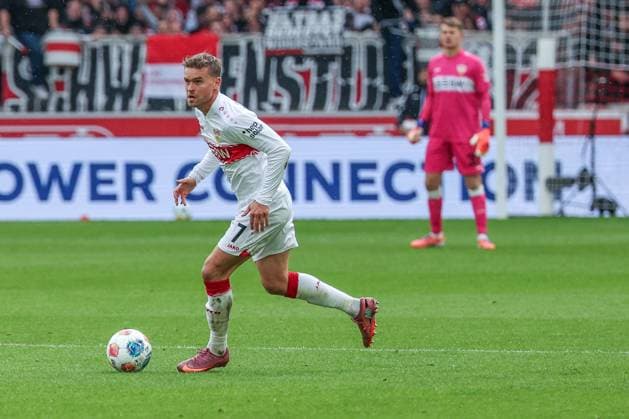 Maximilian Mittelstaedt 7 (VfB Stuttgart) in Aktion, mit Alexander Nuebel 33 (VfB Stuttgart) im Hintergrund, VfB Stuttgart vs. 1. FC Heidenheim 1846, DFL, Bundesliga, Saison 2025 2026, MHP Arena, Hinrunde, 6. Spieltag, 05.10.2025 DFB regulations prohibit any use of photographs as image sequences and or quasi-video Stuttgart Baden-Wuerttemberg Deutschland