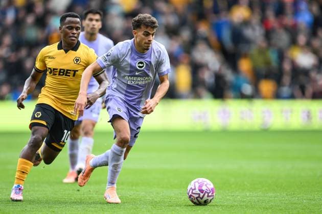 Wolverhampton, England, 5th October 2025. Yasin Ayari of Brighton & Hove Albion makes a break with the ball during the Wolverhampton Wanderers vs Brighton and Hove Albion Premier League match at Molineux, Wolverhampton. Picture credit should read: Craig Thomas Sportimage EDITORIAL USE ONLY. No use with unauthorised audio, video, data, fixture lists, club league logos or live services. Online in-match use limited to 120 images, no video emulation. No use in betting, games or single club league player publications. SPI_047_CT_Wolves_v_Brighton SPI-4200-0047