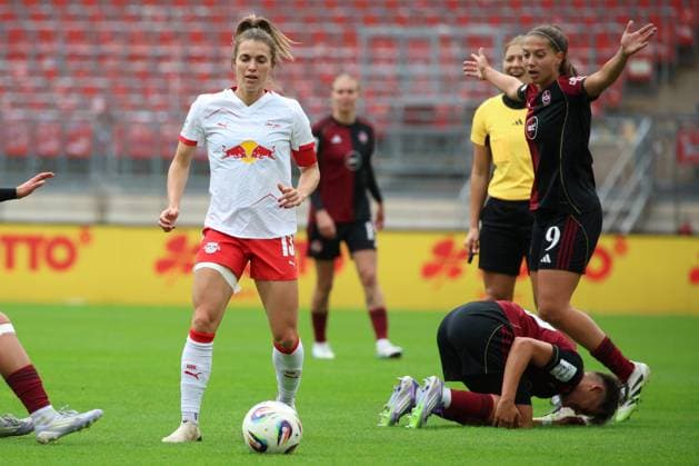 05.10.2025 - Fussball - Saison 2025 2026 - 1. Google Pixel Frauen Bundesliga - 05. Spieltag: 1. FC Nürnberg FCN ( Club Clubfrauen ) - RB Leipzig - Sportfoto Zink DCDE - xdcxdex - Sandra Starke (13, RB Leipzig ), Enttäuschung bei Laura Miller ( 9, 1. FC Nürnberg FCN )