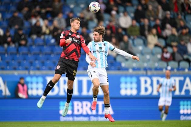 Justin Janitzek (SV Wehen Wiesbaden, 15) im Zweikampf mit David Philipp (TSV 1860 Muenchen, 08), GER, SV Wehen Wiesbaden vs TSV 1860 München, Fussball, 3. Liga, 10. Spieltag, Spielzeit 2025 2026, 05.10.2025. DFB REGULATIONS PROHIBIT ANY USE OF PHOTOGRAPHS AS IMAGE SEQUENCES AND OR QUASI-VIDEO GER, SV Wehen Wiesbaden vs TSV 1860 München, Fussball, 3. Liga, 10. Spieltag, Spielzeit 2025 2026, 05.10.2025. Wiesbaden Copyright: xEibner-Pressefoto FlorianxWiegandx EP_FWD