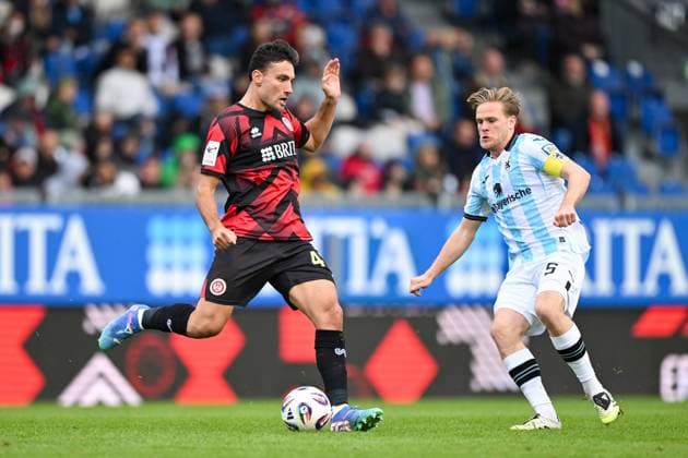 David Suarez (SV Wehen Wiesbaden, 47) im Zweikampf mit Thore Jacobsen (TSV 1860 Muenchen, 05) , GER, SV Wehen Wiesbaden vs TSV 1860 München, Fussball, 3. Liga, 10. Spieltag, Spielzeit 2025 2026, 05.10.2025. DFB REGULATIONS PROHIBIT ANY USE OF PHOTOGRAPHS AS IMAGE SEQUENCES AND OR QUASI-VIDEO GER, SV Wehen Wiesbaden vs TSV 1860 München, Fussball, 3. Liga, 10. Spieltag, Spielzeit 2025 2026, 05.10.2025. Wiesbaden Copyright: xEibner-Pressefoto FlorianxWiegandx EP_FWD