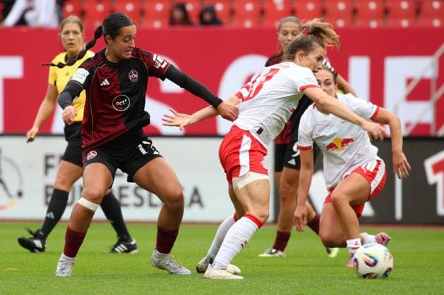 05.10.2025 - Fussball - Saison 2025 2026 - 1. Google Pixel Frauen Bundesliga - 05. Spieltag: 1. FC Nürnberg FCN ( Club Clubfrauen ) - RB Leipzig - Sportfoto Zink DCDE - xdcxdex - Selma Licina ( 17, 1. FC Nürnberg FCN ), Sandra Starke (13, RB Leipzig )