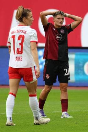 05.10.2025 - Fussball - Saison 2025 2026 - 1. Google Pixel Frauen Bundesliga - 05. Spieltag: 1. FC Nürnberg FCN ( Club Clubfrauen ) - RB Leipzig - Sportfoto Zink DCDE - xdcxdex - Sandra Starke (13, RB Leipzig ), Enttäuschung bei Aneta Polaskova ( 26, 1. FC Nürnberg FCN )