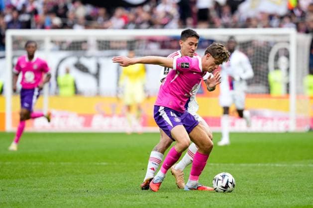 Olympique Lyonnais v Toulouse FC - Ligue 1 McDonald s 2025 2026 04 Charlie CRESSWELL (tfc) - 20 Martin SATRIANO (ol) during the Ligue 1 McDonald s match between Lyon and Toulouse at Groupama Stadium on October 5, 2025 in Lyon, France. Lyon France  Copyright: xFEPx 776348149