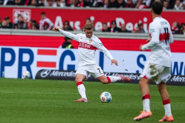 Maximilian Mittelstaedt 7 (VfB Stuttgart) mit einem Pass, VfB Stuttgart vs. 1. FC Heidenheim 1846, DFL, Bundesliga, Saison 2025 2026, MHP Arena, Hinrunde, 6. Spieltag, 05.10.2025 DFB regulations prohibit any use of photographs as image sequences and or quasi-video Stuttgart Baden-Wuerttemberg Deutschland