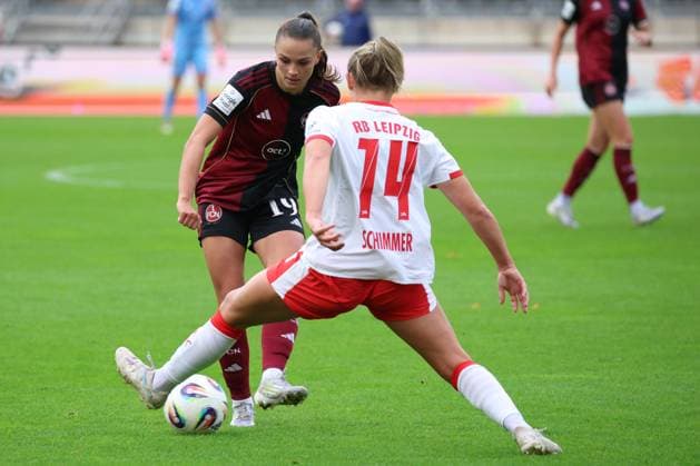 05.10.2025 - Fussball - Saison 2025 2026 - 1. Google Pixel Frauen Bundesliga - 05. Spieltag: 1. FC Nürnberg FCN ( Club Clubfrauen ) - RB Leipzig - Sportfoto Zink DCDE - xdcxdex - Sanja Homann ( 19, 1. FC Nürnberg FCN ), Marleen Schimmer (14, RB Leipzig )