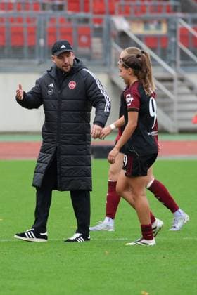 05.10.2025 - Fussball - Saison 2025 2026 - 1. Google Pixel Frauen Bundesliga - 05. Spieltag: 1. FC Nürnberg FCN ( Club Clubfrauen ) - RB Leipzig - Sportfoto Zink DCDE - xdcxdex - Thomas Oostendorp ( Trainer 1. FC Nürnberg FCN ), Laura Miller ( 9, 1. FC Nürnberg FCN ) ( vorne )