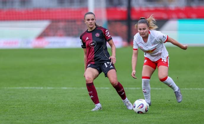DEU, Nürnberg, FC Nürnberg vs RB Leipzig, Google Pixel Bundesliga, DFB, Saison 2526, Max-Morlock-Stadion, 5. Spieltag im Bild v.l.n.r: Sanja Homann (FC Nürnberg 19), Annabel Schasching (RB Leipzig 16) DFB DFL REGULATIONS PROHIBIT ANY USE OF PHOTOGRAPHS AS IMAGE SEQUENCES AND OR QUASI-VIDEO, 05.10.2025, Copyright: HMBxMedia HendrikxHamelau