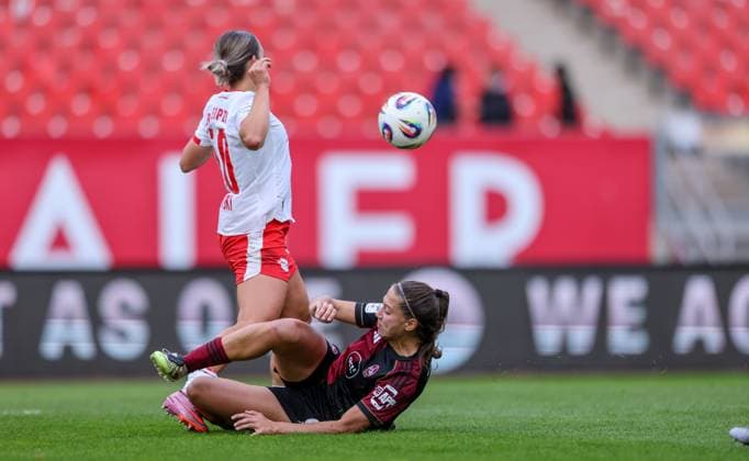 DEU, Nürnberg, FC Nürnberg vs RB Leipzig, Google Pixel Bundesliga, DFB, Saison 2526, Max-Morlock-Stadion, 5. Spieltag im Bild v.l.n.r: Gina Chmielinski (RB Leipzig 10), Laura Miller (FC Nürnberg 9) DFB DFL REGULATIONS PROHIBIT ANY USE OF PHOTOGRAPHS AS IMAGE SEQUENCES AND OR QUASI-VIDEO, 05.10.2025, Copyright: HMBxMedia HendrikxHamelau