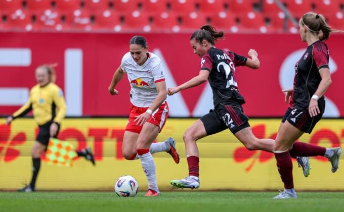 DEU, Nürnberg, FC Nürnberg vs RB Leipzig, Google Pixel Bundesliga, DFB, Saison 2526, Max-Morlock-Stadion, 5. Spieltag im Bild v.l.n.r: Giovanna Hoffmann (RB Leipzig 7), Julia Pollak (FC Nürnberg 22), Zweikampf DFB DFL REGULATIONS PROHIBIT ANY USE OF PHOTOGRAPHS AS IMAGE SEQUENCES AND OR QUASI-VIDEO, 05.10.2025, Copyright: HMBxMedia HendrikxHamelau