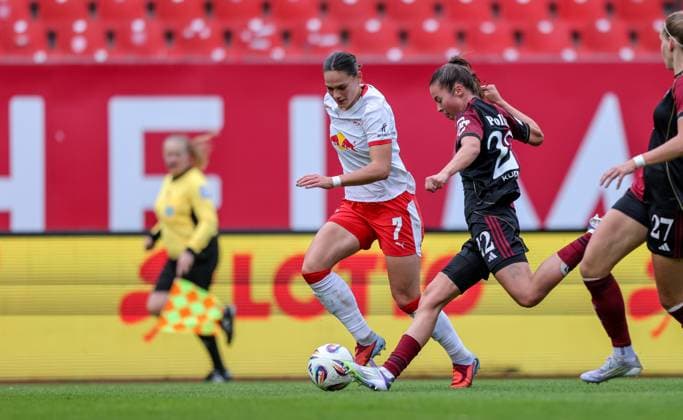 DEU, Nürnberg, FC Nürnberg vs RB Leipzig, Google Pixel Bundesliga, DFB, Saison 2526, Max-Morlock-Stadion, 5. Spieltag im Bild v.l.n.r: Giovanna Hoffmann (RB Leipzig 7), Julia Pollak (FC Nürnberg 22), Zweikampf DFB DFL REGULATIONS PROHIBIT ANY USE OF PHOTOGRAPHS AS IMAGE SEQUENCES AND OR QUASI-VIDEO, 05.10.2025, Copyright: HMBxMedia HendrikxHamelau