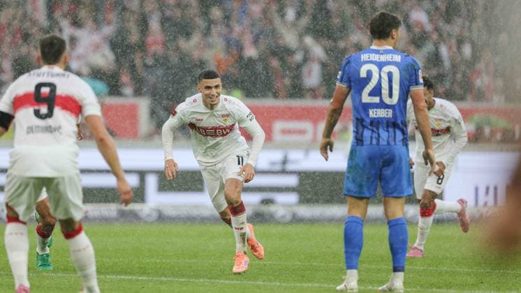 Stuttgart , Bundesliga Fußball VfB Stuttgart vs. 1.FC Heidenheim, Bilai El Khannouss (VfB) jubelt nach dem Tor zum 1:0 Gemäß den Vorgaben der DFL Deutschen Fußball Liga ist es untersagt, in dem Stadion und oder vom Spiel angefertigte Fotoaufnahmen in Form von Sequenzbildern und oder videoähnlichen Fotostrecken zu verwerten bzw. verwerten zu lassen.