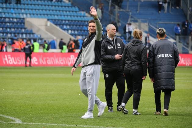 05.10.2025, xmohx, Fussball 2.Bundesliga, 1.FC Magdeburg - SV Elversberg v.l. Jubel, Freude über den Sieg Trainer Vincent Wagner (SV Elversberg) bedankt sich bei den Fans (DFL DFB REGULATIONS PROHIBIT ANY USE OF PHOTOGRAPHS as IMAGE SEQUENCES and or QUASI-VIDEO) Magdeburg