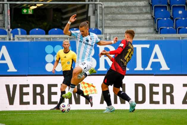 05.10.2025, xavx, Fussball 3.Liga, SV Wehen Wiesbaden - TSV 1860 München v.l. Sigurd Haugen (TSV 1860 Muenchen), Justin Janitzek (SV Wehen Wiesbaden) (DFL DFB REGULATIONS PROHIBIT ANY USE OF PHOTOGRAPHS as IMAGE SEQUENCES and or QUASI-VIDEO) Wiesbaden