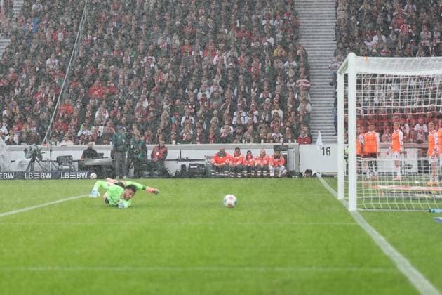 05.10.2025, xrekx, Fussball 1.Bundesliga, VfB Stuttgart - 1.FC Heidenheim v.l. Torschuss zum 1:0 durch Bilal El Khannouss (VfB Stuttgart) Diant Ramaj (1.FC Heidenheim 1846) (DFL DFB REGULATIONS PROHIBIT ANY USE OF PHOTOGRAPHS as IMAGE SEQUENCES and or QUASI-VIDEO) Stuttgart