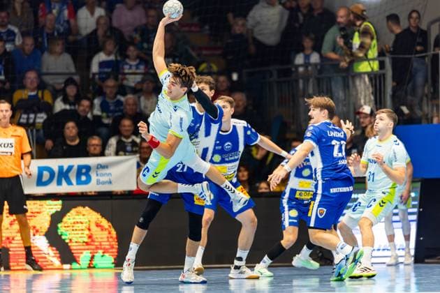 05.10.2025, GER, Handball, Maenner, Saison 25 26, Daikin 1.Bl, 7.Spieltag ThSV Eisenach - VfL Gummersbach Julian Koester (VfL Gummerbach) Phillip Meyer (ThSV Eisenach,27) 99817 Eisenach Werner-Assmann-Halle Am Sportp Thueringen Deutschland