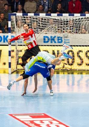 05.10.2025, GER, Handball, Maenner, Saison 25 26, Daikin 1.Bl, 7.Spieltag ThSV Eisenach - VfL Gummersbach Julian Koester (VfL Gummerbach) Tillman Leu (ThSV Eisenach,99) 99817 Eisenach Werner-Assmann-Halle Am Sportp Thueringen Deutschland