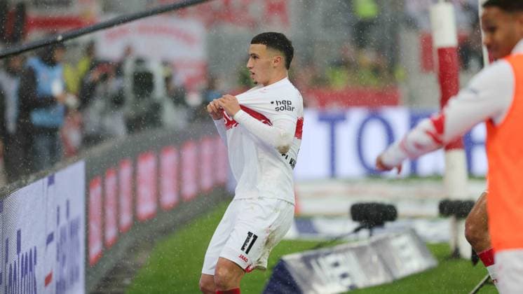 Stuttgart , Bundesliga Fußball VfB Stuttgart vs. 1.FC Heidenheim, Bilai El Khannouss (VfB) jubelt nach dem Tor zum 1:0 Gemäß den Vorgaben der DFL Deutschen Fußball Liga ist es untersagt, in dem Stadion und oder vom Spiel angefertigte Fotoaufnahmen in Form von Sequenzbildern und oder videoähnlichen Fotostrecken zu verwerten bzw. verwerten zu lassen.