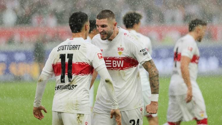 Stuttgart , Bundesliga Fußball VfB Stuttgart vs. 1.FC Heidenheim, v.l. Bilai El Khannouss (VfB) und Jeff Chabot (VfB) jubeln nach dem Tor zum 1:0 Gemäß den Vorgaben der DFL Deutschen Fußball Liga ist es untersagt, in dem Stadion und oder vom Spiel angefertigte Fotoaufnahmen in Form von Sequenzbildern und oder videoähnlichen Fotostrecken zu verwerten bzw. verwerten zu lassen.