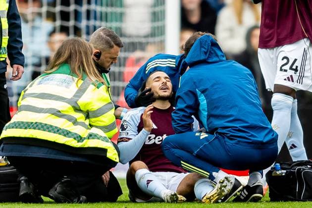 Aston Villa v Burnley Premier League 05 10 2025. Injury to Aston Villa midfielder Emi Buendia (10) during the Premier League match between Aston Villa and Burnley at Villa Park, Birmingham, England on 5 October 2025. Birmingham Villa Park West Midlands England Editorial use only DataCo restrictions apply See www.football-dataco.com , Copyright: xManjitxNarotrax PSI-23003-0061