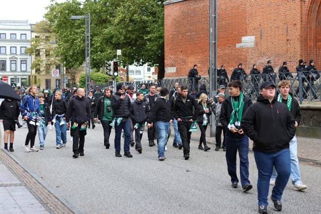 Fußball I Herren I Saison 2025 2026 I Regionalliga Nord I 13. Spieltag I 1. FC Phönix Lübeck - VfB Lübeck I 05.10.2025 Fanmarsch des VfB Lübeck Lübeck Buniamshof Schleswig Holstein Deutschland Copyright: xLobeca FabianxLamprechtx