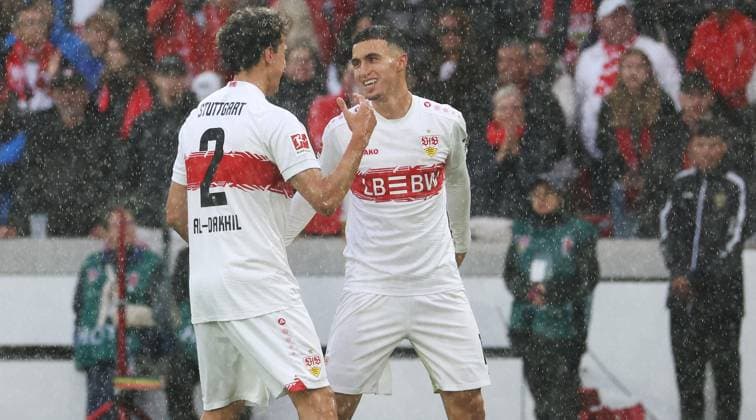 Stuttgart , Bundesliga Fußball VfB Stuttgart vs. 1.FC Heidenheim, v.l. Ameen Al-Dakhil jubelt mit Torschütze Bilal El Khannoouss (VfB) über das Tor zum 1:0 Gemäß den Vorgaben der DFL Deutschen Fußball Liga ist es untersagt, in dem Stadion und oder vom Spiel angefertigte Fotoaufnahmen in Form von Sequenzbildern und oder videoähnlichen Fotostrecken zu verwerten bzw. verwerten zu lassen.