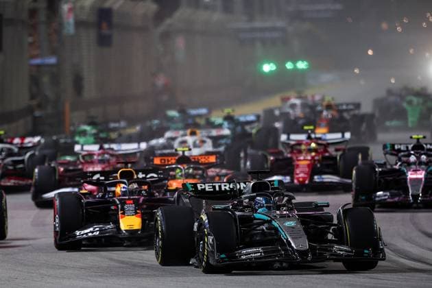 F1 - SINGAPORE GRAND PRIX 2025 Start of the race, 63 RUSSELL George (gbr), Mercedes AMG F1 Team W16, action leads the group during the 2025 Formula 1 Singapore Grand Prix, 18th round of the 2025 FIA Formula One World Championship, WM, Weltmeisterschaft from October 3 to 5, 2025 on the Marina Bay Street Circuit, in Singapore - SingaporeSingapore  Copyright: xEricxAlonsox