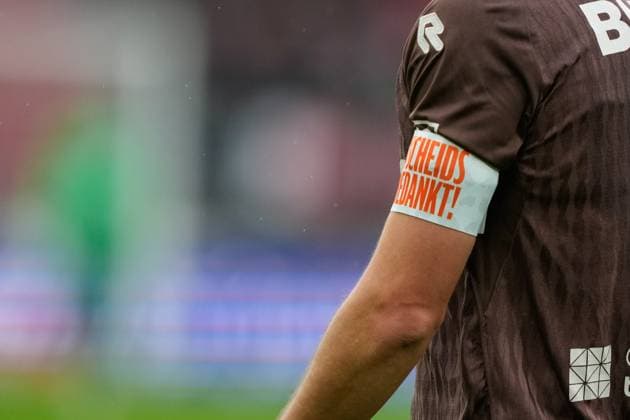 ALKMAAR , 05-10-2025 , AFAS stadium , season 2025 2026 , Dutch Eredivisie football , match between AZ and Telstar , Picture shows Telstar player Jeff Hardeveld his teamcaptain armband with the text scheidsbedankt AZ - Telstar  x31378957x Copyright: