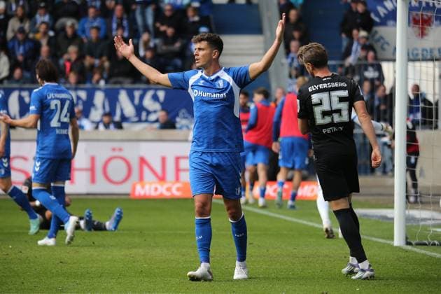 05.10.2025, xmohx, Fussball 2.Bundesliga, 1.FC Magdeburg - SV Elversberg v.l. Tobias Müller (1.FC Magdeburg) gibt Anweisungen, gestikuliert, mit den Armen gestikulieren gives instructions, gesticulate Enttäuscht, traurig, frustriert (DFL DFB REGULATIONS PROHIBIT ANY USE OF PHOTOGRAPHS as IMAGE SEQUENCES and or QUASI-VIDEO) Magdeburg
